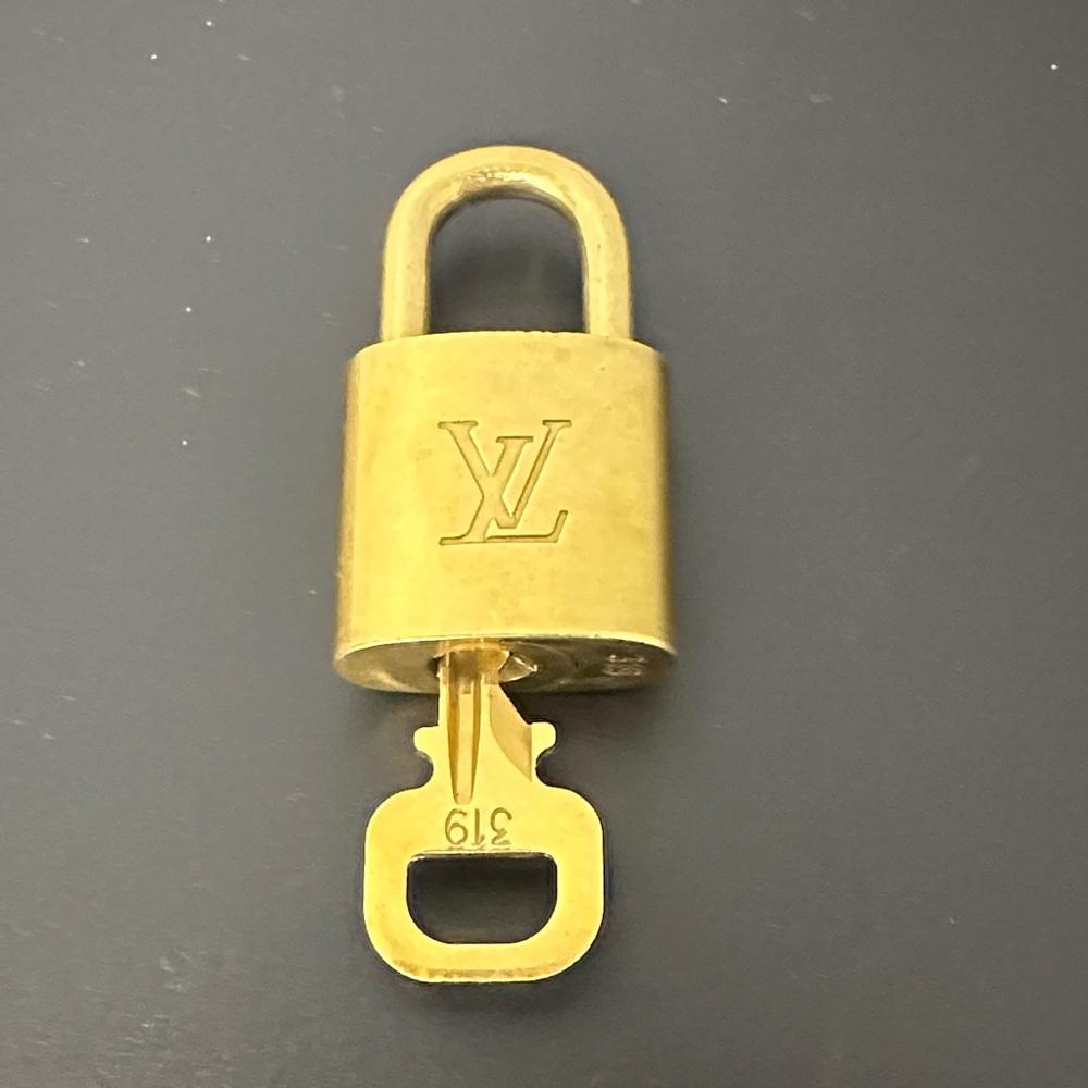 💯% Authentic Louis Vuitton Luxurious Gold Padlock and Key #319. EUC - Picture 5 of 8